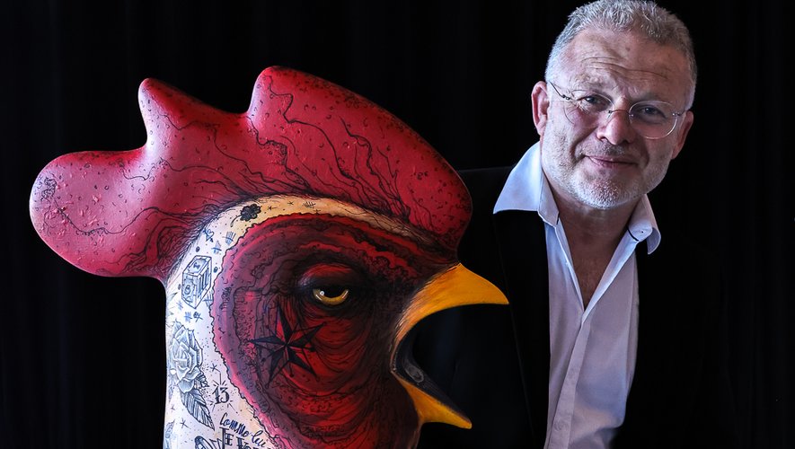Cédric Soulette prit en photo à côté de son oeuvre "les souvenirs "blacks""