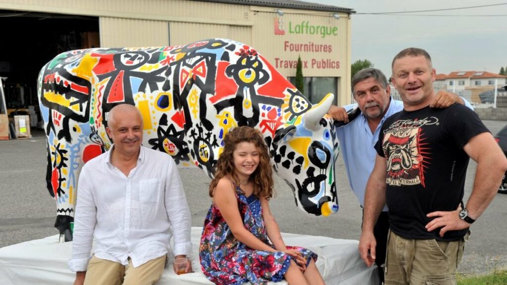 Cédric Soulette devant la vache présentée lors de la cow parade Toulouse 2012