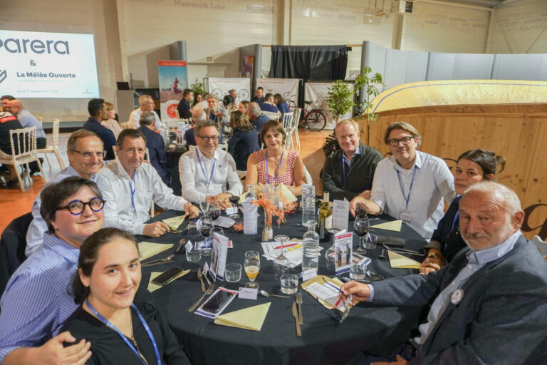Deleplanque Jean-Pierre, Bizard Eric, Briscadieu Denis, Granier Marie, Manou Stephane, Mouilleron François, Mouton Karine, Theye Sylvie, Vali Raymond, Dambies Vincent assis autour d'une table