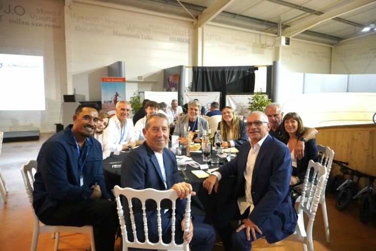 Abadie Muriel, Roudière Michel, Barraque Thierry, Cettolo Jacques, Delaigue Yann, Kaino Jerome, Archer Philippe, Rabassa Sandrine, Sicard Elia et Brugidou Léo assis autour d'une table