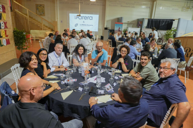 Seguela Raphael, Basso Monique, Dehag Souhil, Hutton Audrey, Hutton Marc, Poirette Frédérique, Roquabert Didier, Santa Agueda Pedro, Tonicello Pascale assis autour d'une table